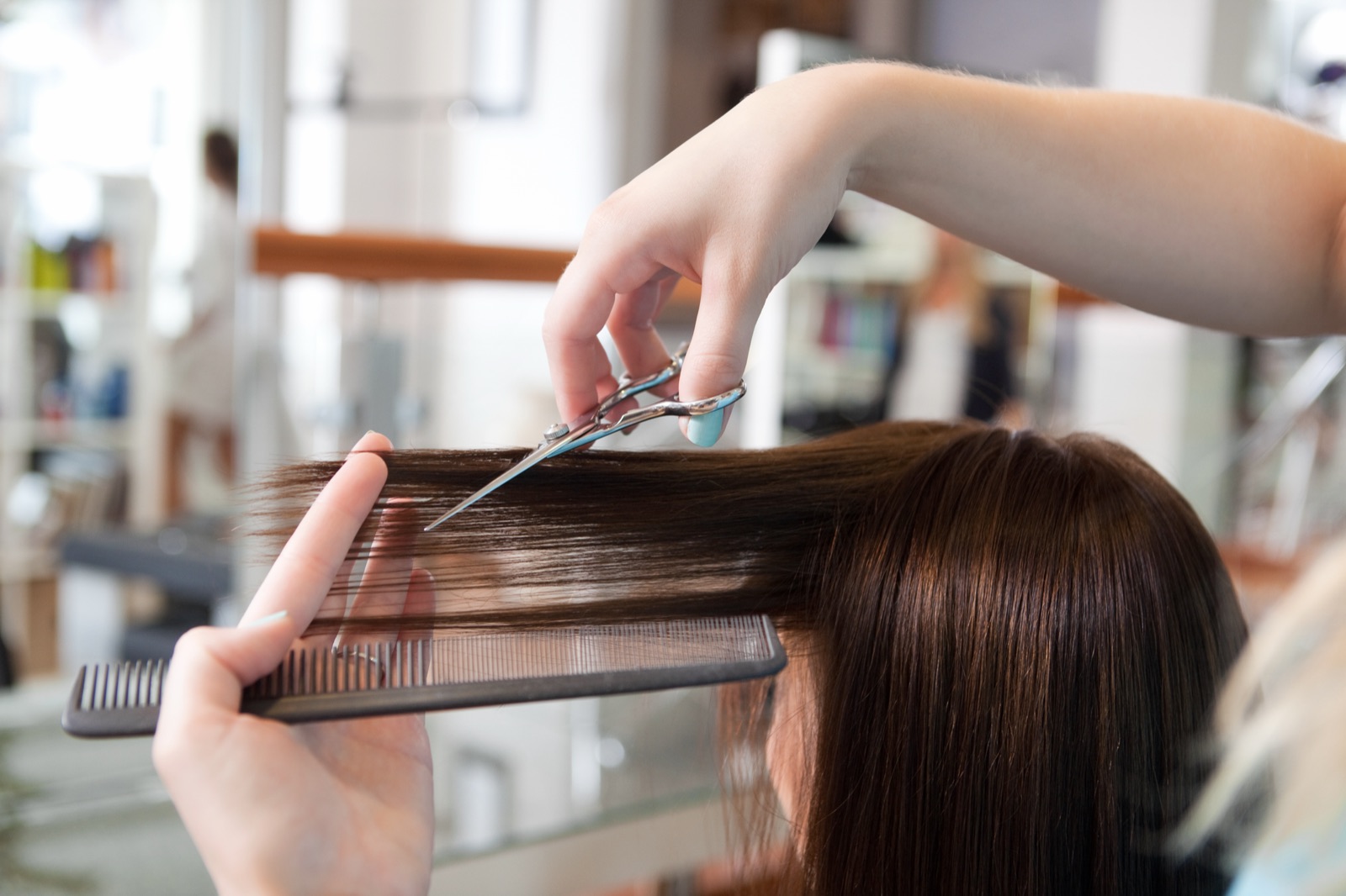Friseurin bei der Arbeit im Salon